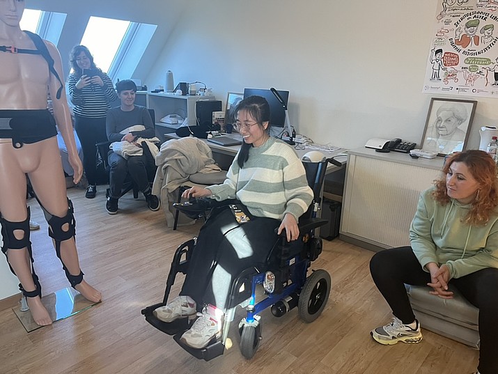 Schülerin testet elektrischen Rollstuhl