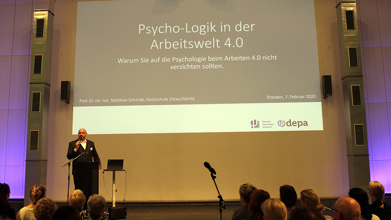 Prof. Dr. Schmidt hält einen Vortrag