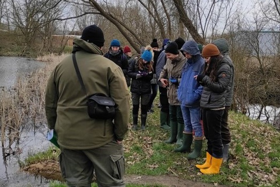 Dipl.-Ing. für Ökologie und Umweltschutz Kay Sbrzesny stellte den Studierenden die Kartiermerkmale eines Biberreviers vor. Hier im Bild zeigte er einen Biberwechsel.