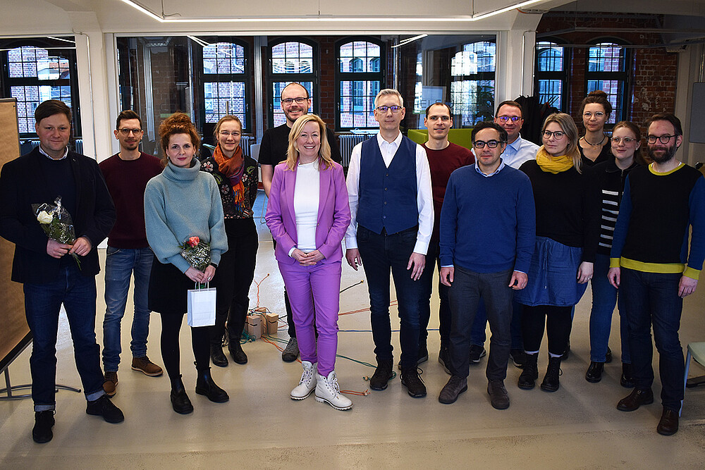 Das Dozierenden-Team Anita Sekyra und Daniel Winkler sowie der Prorektorin für Bildung und Internationales, Professorin Sophia Keil steht in Reihe und lächelt in die Kamera.