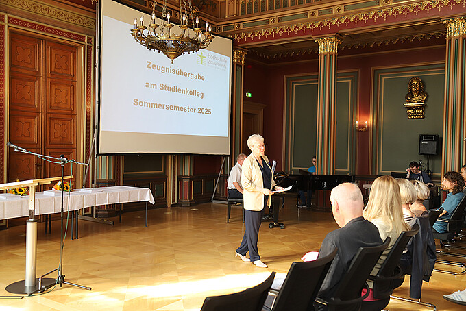 Die Veranstaltung beginnt mit einer Begrüßung und einleitenden Worten von Ellen Leuschner zur Bedeutung des Tages für alle Anwesenden.