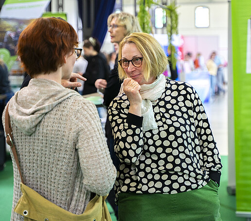 Eine Frau im Gespräch mit der Dezernentin Personal und Recht.