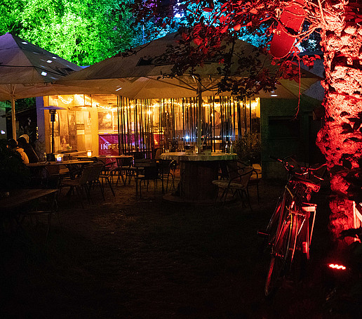 Open Air Situation in der Nacht mit schöner Beleuchtung