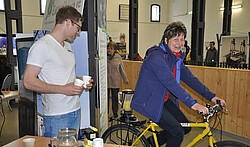 Mit dem Smoothie-Bike präsentiert sich Wissenschaft 'erfrischend' anders. Mit dem Smoothie-Bike präsentiert sich Wissenschaft 'erfrischend' anders.