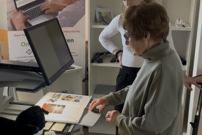 Referenttin erklärt ein Gerät