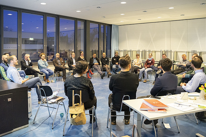 Gefüllter Stuhlkreis im Seminarraum