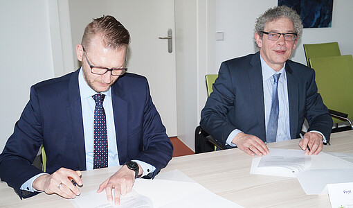 Die Unterzeichnung der Kooperationsvereinbarung Die Unterzeichnung der Kooperationsvereinbarung