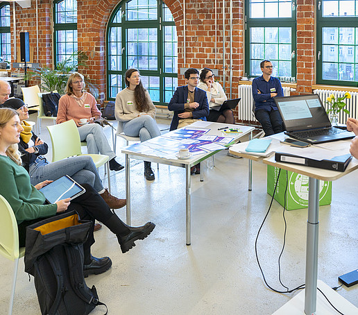 Teilnehmende einer Workshop-Gruppe im Gespräch.