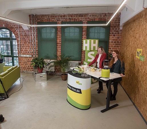 Prorektorin und Moderatorin im Live-Studio