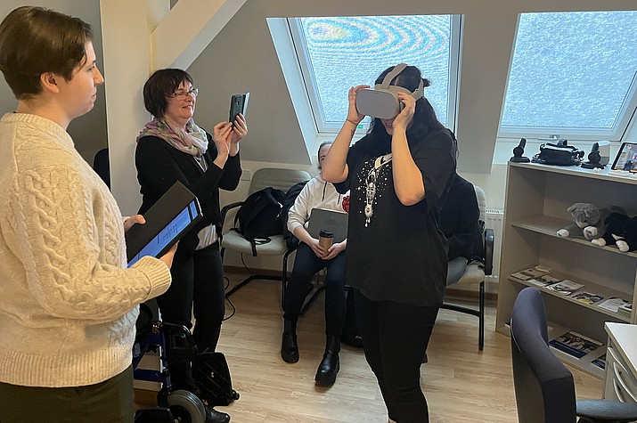 Schülerin trägt VR-Brille