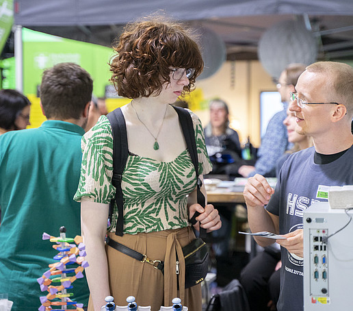Eine Besucherin im Gespräch mit einem HSZG-Mitarbeiter.