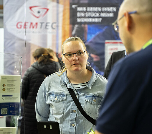 Eine Studieninteressierte informiert sich am KIA-Stand.