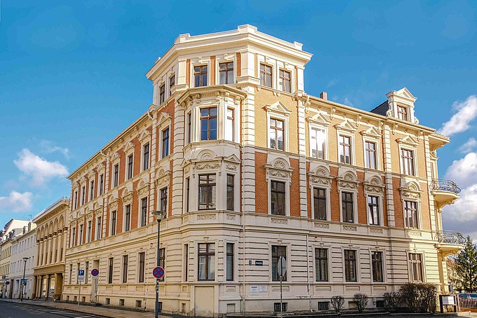 Frontalansicht des Filmakademiegebäudes am Konsulplatz 1 in Görlitz