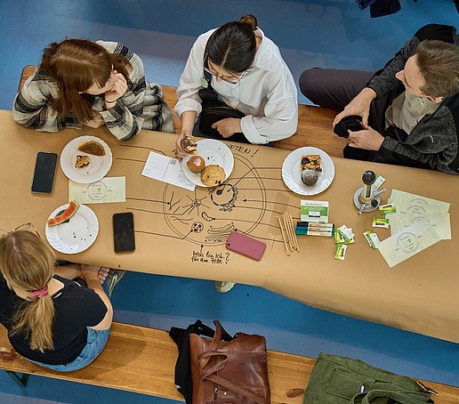 Personen sitzen am Tisch