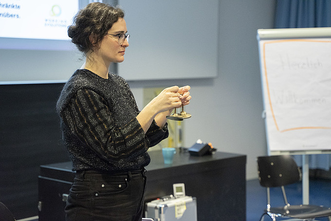 Eine Frau probiert ein Gerät aus.