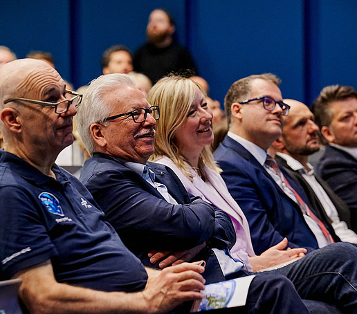 Vollbesetzte Sitzreihen im Hörsaal