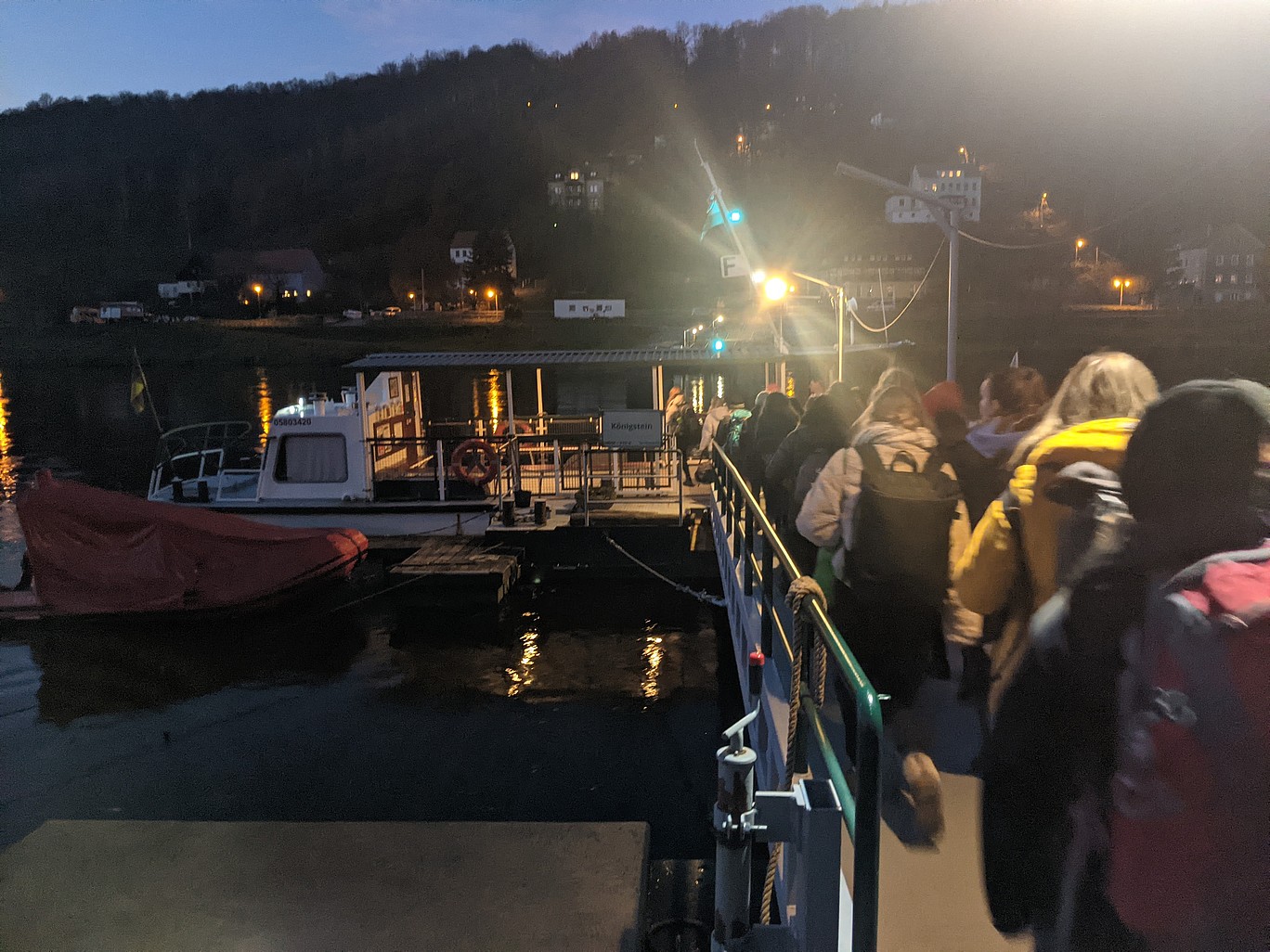 Fluß mit Boot in der Dämmerung