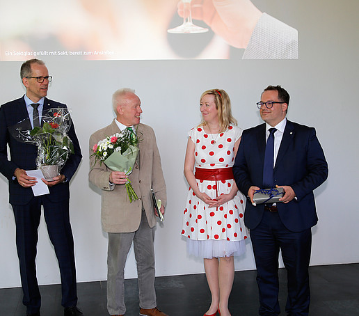 Der Fördervereinsvorsitzende, der Lehre des Jahres Prof. Wolfgang Kästner, die Prorektorin und der Rektor stehen vor dem Publikum.