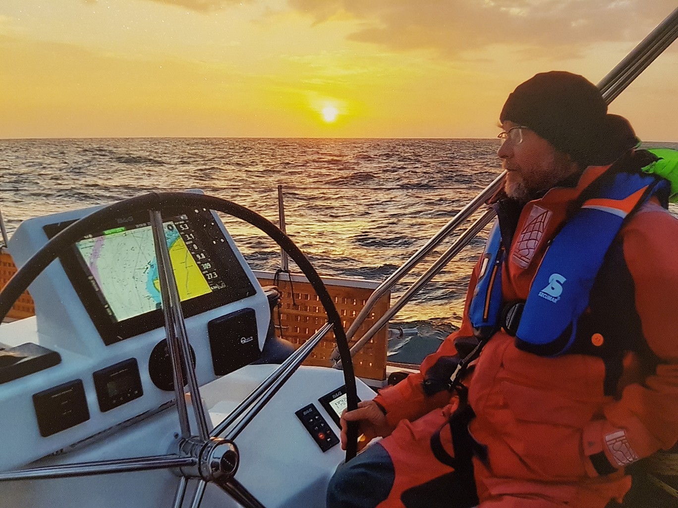 Kapitän am Steuerrad