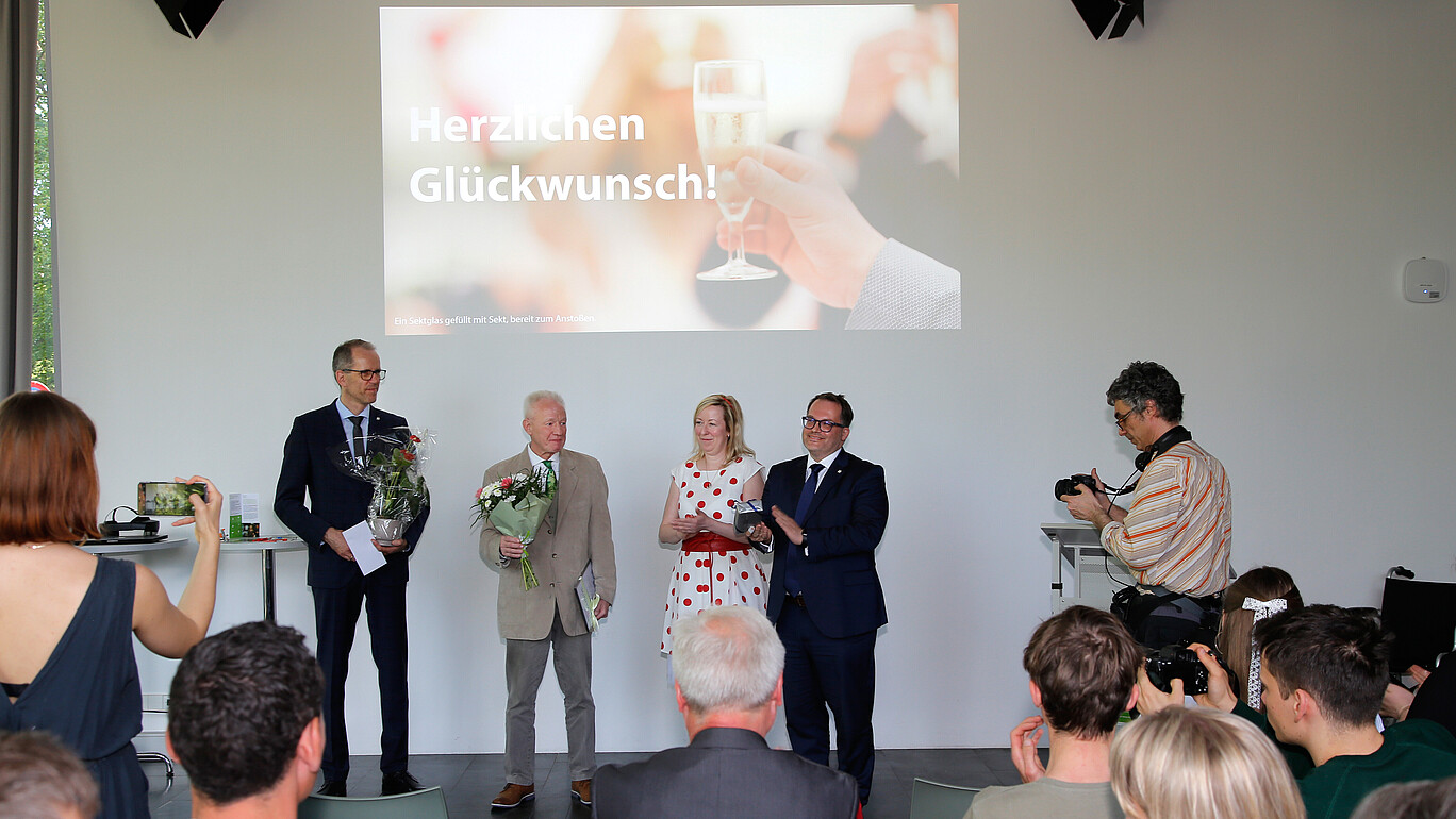 Der Vorsitzende des Fördervereins der HSZG Mario Linack (1.v.l.), die Prorektorin Bildung und Internationales Prof. Dr. Sophia Keil und der Rektor der HSZG Prof. Dr. Alexander Kratzsch (3.u.4.v.l.) freuten sich sehr, den diesjährigen Lehrpreis an Prof. Dr. Wolfgang Kästner zu übergeben.