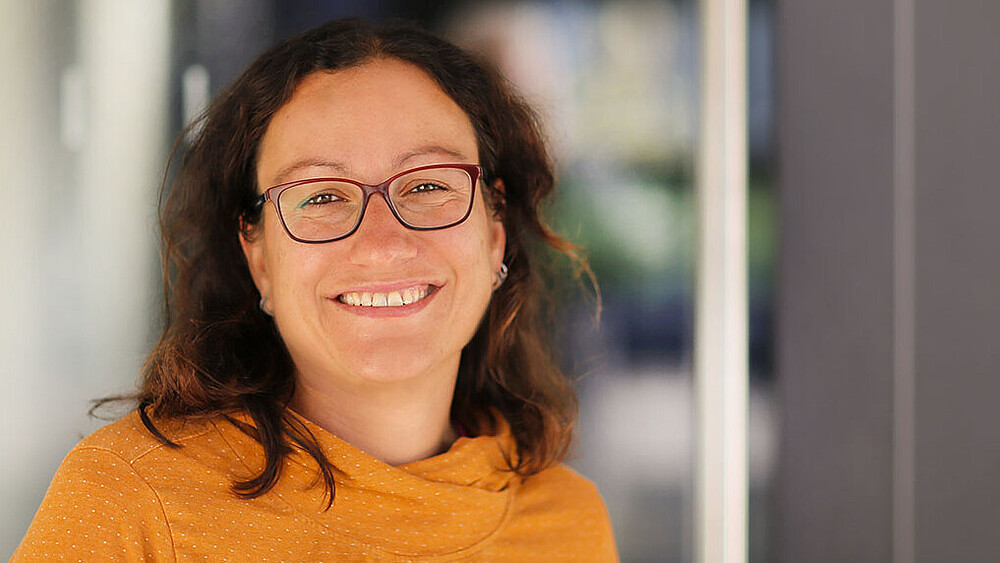 Susann Schwarze lächelt in die Kamera.