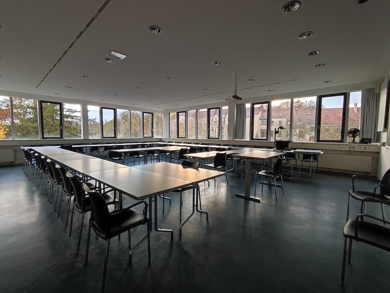 Seminarraum mit großer Fensterfront.