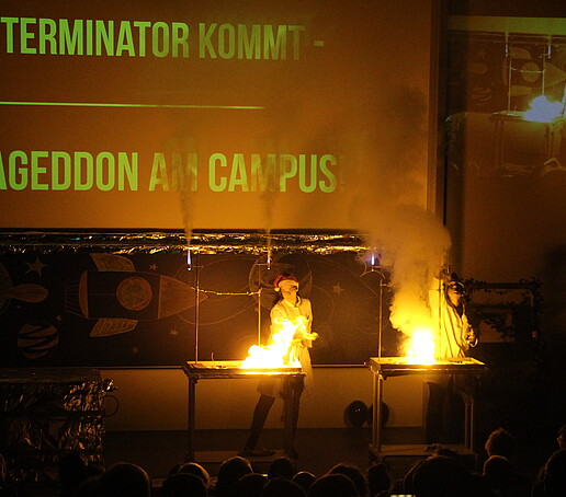 Experimente mit Feuer auf der Bühne