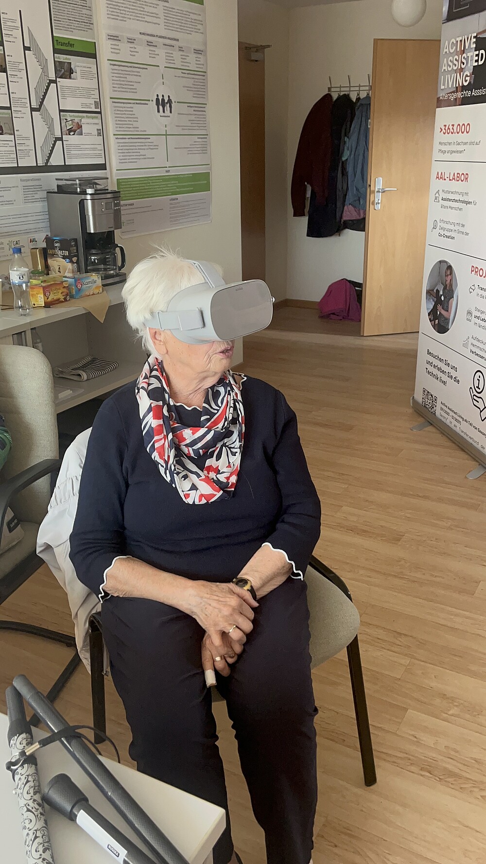 Ältere Frau mit VR-Brille