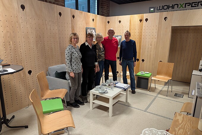 5 Personen stllen sich zum Bild auf