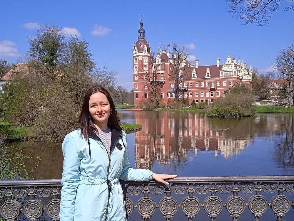 Anastasiia Mazurchenko vor dem Schloß im Muskauer Park