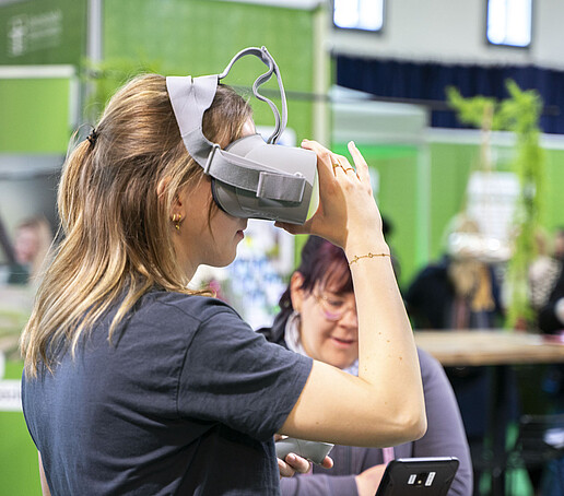 Eine Mitarbeiterin trägt eine AR-Brille.