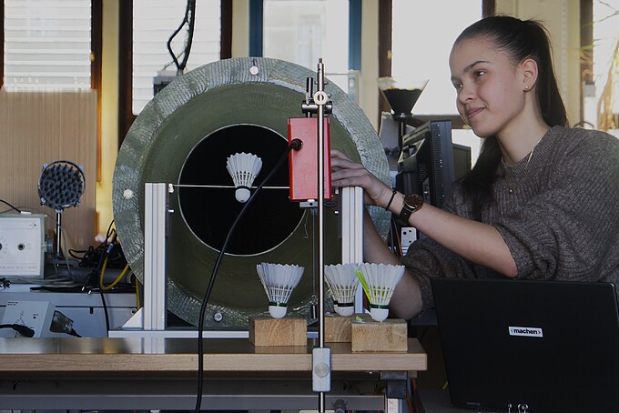 Helena an der Versuchsanlage