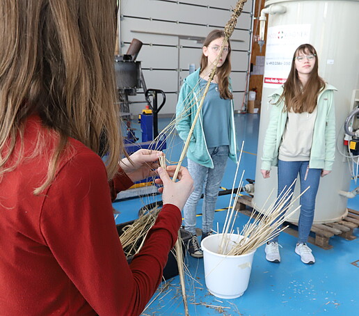 Mädchen im Naturfaserzentrum LaNDER³