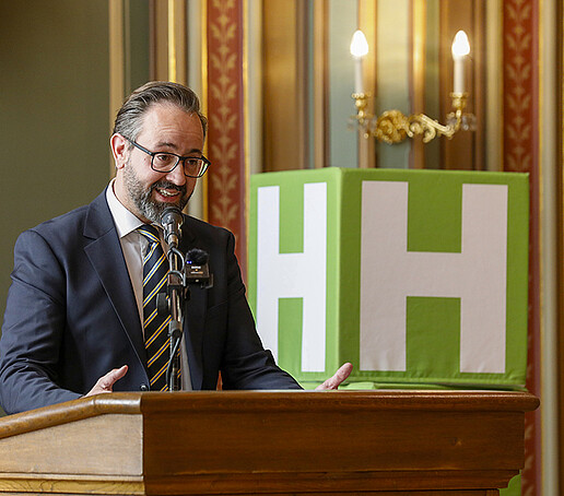 Wissenschaftsminister Gemkow hält am Rednerpult ein Grußwort.