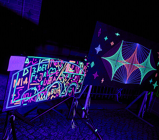 Fluoreszierende Farben erleuchten eine Leinwand in Neonfarben.