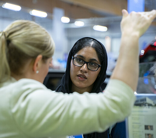 Besucherin im Gespräch am KIA-Stand.