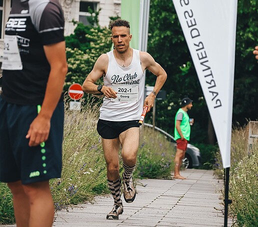 Ein Läufer läuft auf dem Zittauer Campus.