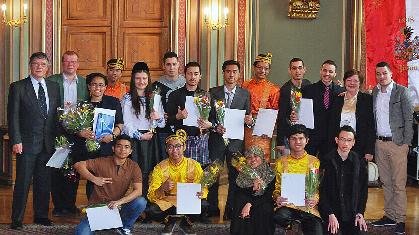 Absolventen aus 17 Ländern verabschiedeten sich mit kulturellen HöhepunktenAbsolventen aus 17 Ländern verabschiedeten sich mit kulturellen Höhepunkten