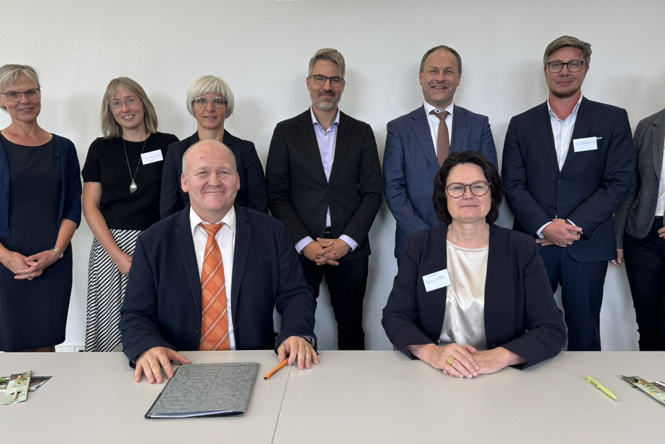 Gruppenfoto nach der Vertragsunterzeichnung am Görlitzer Campus