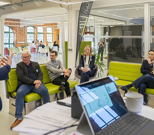 Teilnehmende einer Workshop-Gruppe im Gespräch.