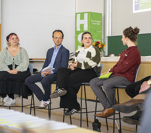 Diskussionsteilnehmende sprechen in der Runde miteinander.