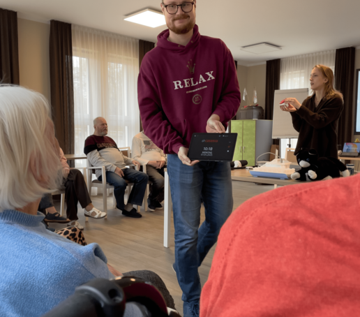 Hilfskraft mit Tablet