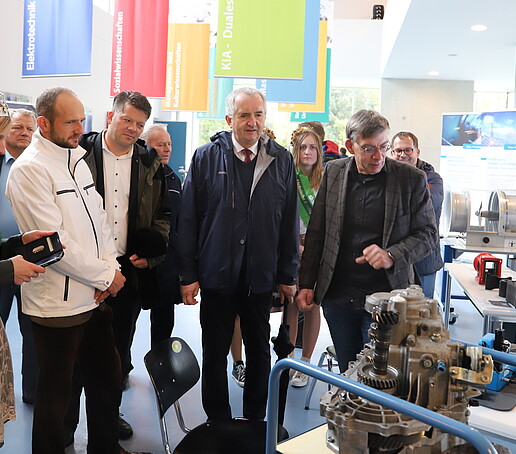 Gruppe besichtigt Campus