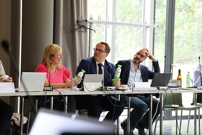 Das Rektorat sitzt an einem langen Tisch in der Aula.