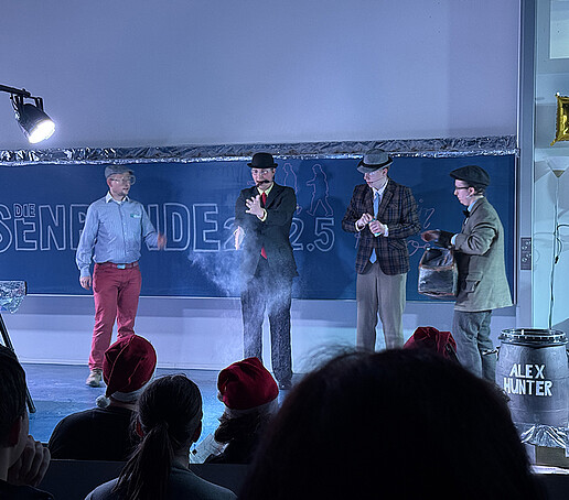 Darsteller unterhalten sich im Nebel.