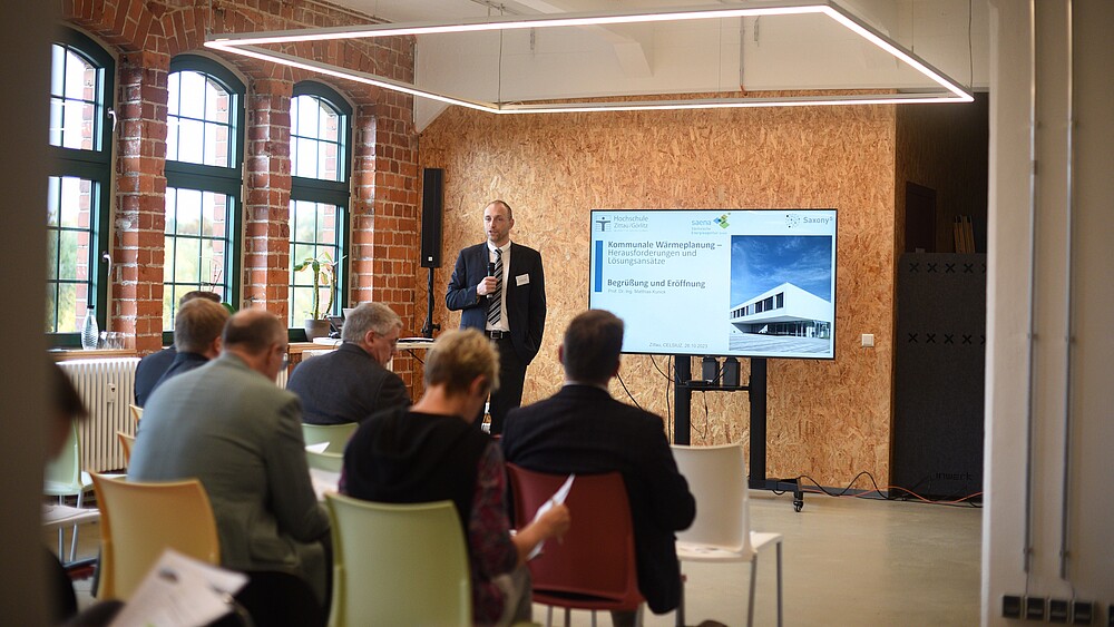  Matthias Kunick hält im Celsiuz eine Präsentation vor gut gefüllten Sitzreihen.