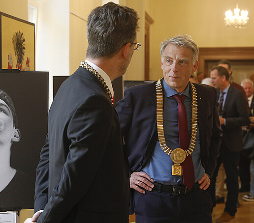 Gäste unterhalten sich im Foyer neben dem Ratssaal.
