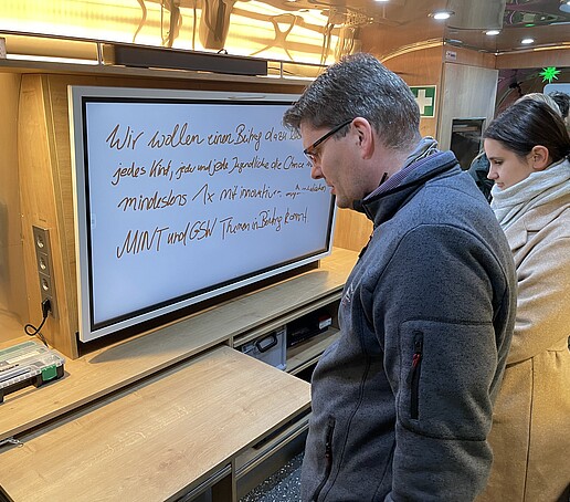 Gäste schauen sich die Gegenstände im Anhänger an.