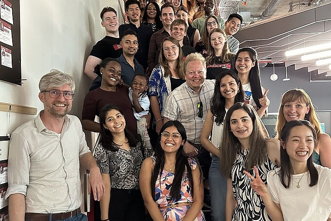 eine Gruppe von sehr vielen Menschen, auf einer Treppe aufgereiht