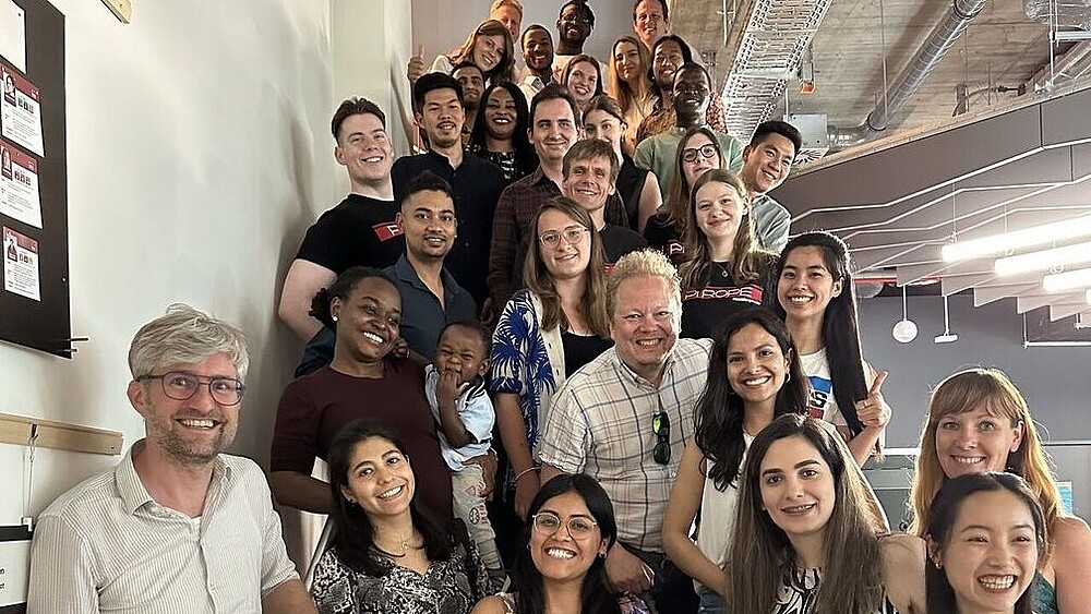 eine Gruppe von sehr vielen Menschen, auf einer Treppe aufgereiht